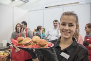 Die 14-jährige Anna von der SchüFi präsentiert die beliebten Mini-Hamburger von - sogar der Ketchup ist selbstgemacht. Foto: Hannes Lintschnig